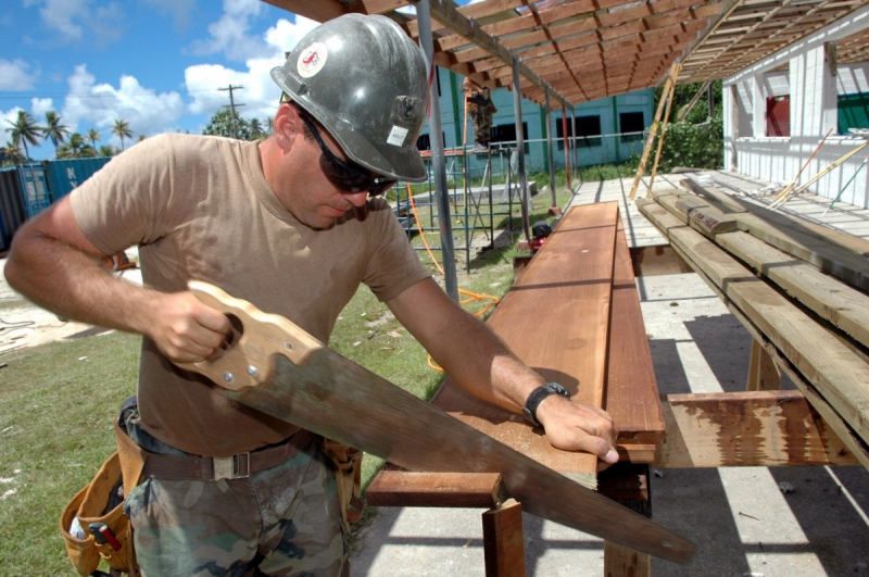 menuisier-PIGNANS-min_worker_construction_building_carpenter_male_job_build_helmet-893290